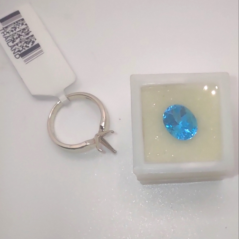 Elegant Goldtone Ring with Blue Gemstone